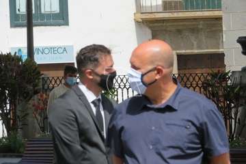 Minuto de silencio por las víctimas del Covid-19 en la plaza de San Juan y del personal de Servicios Sociales (Foto TA)